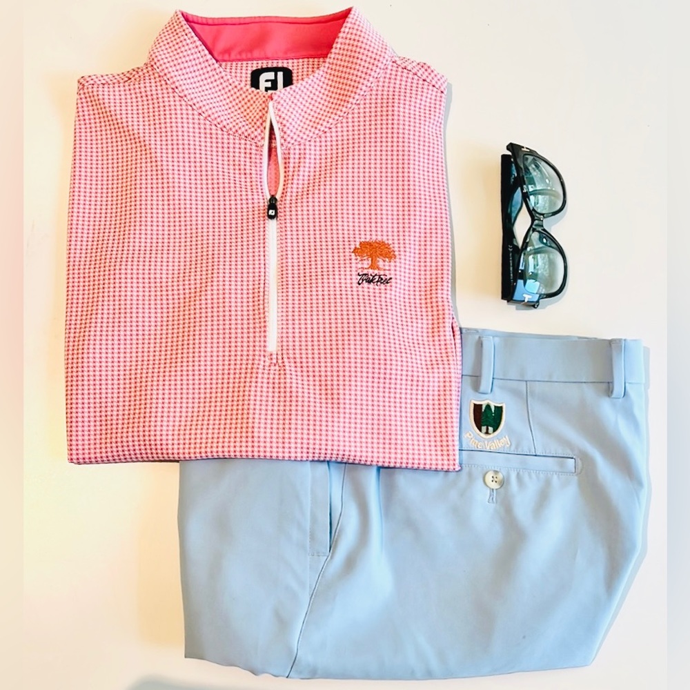 FootJoy (M) Lightweight Quarter Zip in Hot Pink / White  OAK TREE golf club logo